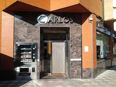 Una charcutería con máquina expendedora