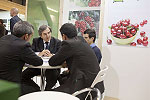 Reunión de profesionales en un stand de Fruit Attaction