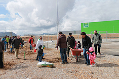 Empleados de Gullón plantando árboles en los alrededores de su fábrica
