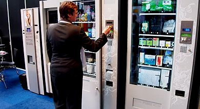 Una visitante prueba una máquina de Jofemar en Benelux Vending