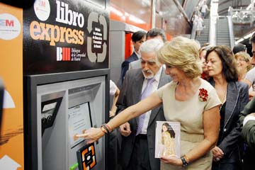 Los libros, más cerca de los ciudadanos gracias al vending. Foto: comisionculturacic.blogspot.com libroexpress libros cultura estaciones