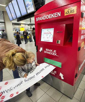 maquina impresion carteles despedida aeropuerto