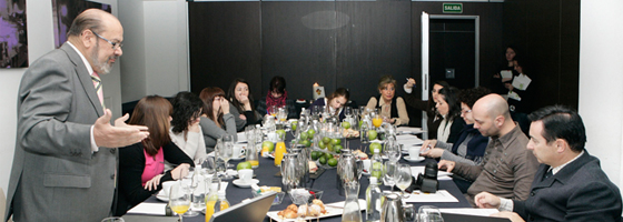 El “Comité de Expertos Info-aperitivos. Salud y Diversión”, presentó ayer un novedoso Estudio sobre hábitos de consumo de los productos de aperitivo. En este estudio se dio a conocer todos los detalles acerca de la frecuencia y las razones por las que se consumen los aperitivos, la influencia de los sabores, las situaciones preferidas para su consumo, así como numerosos datos desglosados por regiones. Del estudio se desprende que 9 de cada diez españoles afirma consumir productos de aperitivo y que son las mujeres con un 91%, frente a los hombres con un 88%, las que mayor consumo realizan.