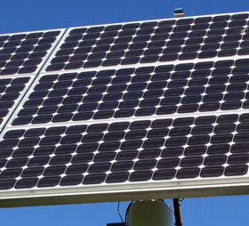 Ecologismo total: máquina de reciclaje que funciona con energía solar