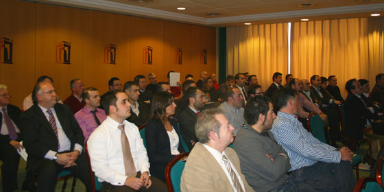 La sesión informativa de ANEDA en Santiago de Compostela contó con una asistencia notable. aneda xavier arquerons eurovending alliance vending maquinas expendedoras asociacion