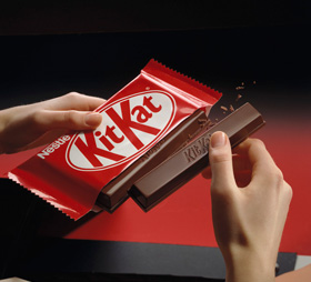 Nestle snacks chocolate cacao barritas kitkat comercio justo vending machines maquinas