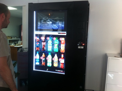 Las máquinas vending son soportes publicitarios de primer orden. Foto: Intui-sense.com pantallas LCD soporte publicitario